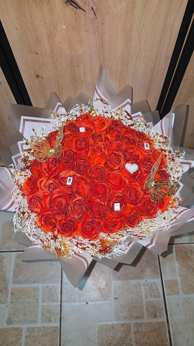 Buchet regal rosu cu sclipici si cărți