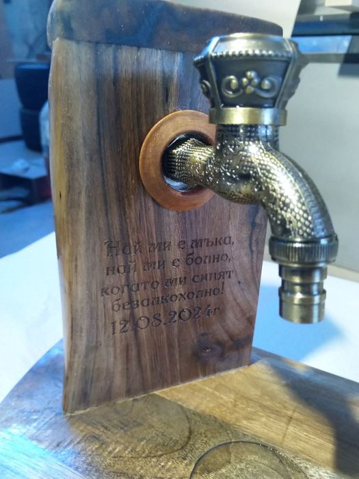 Дъска за мезета диспенсър за алкохол