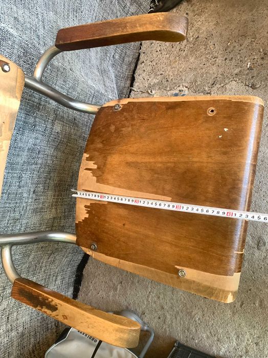 Стар стол Thonet S43 с подлакътници, проектиран от Март Щам.