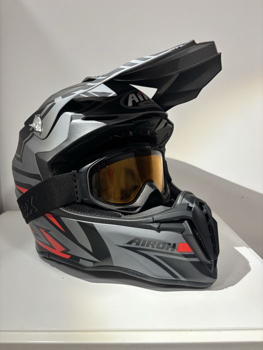 Каска за мотор Airoh и очила