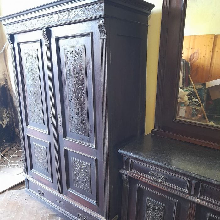 **Titlu:**Vând  Mobilă veche din lemn masiv