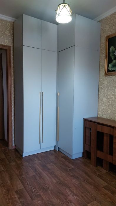 Шкаф высокий  красивый цвет