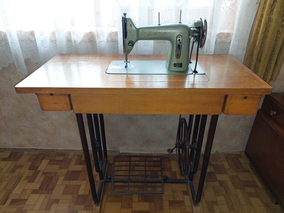 Ретро шевна машина за колекционери или декорация