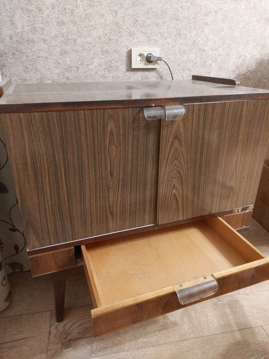 Продам барный столик. Бурная тумбочка. Антиквариат