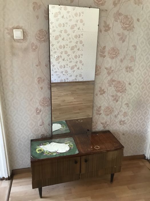 зеркало,стол,район 342 квартал