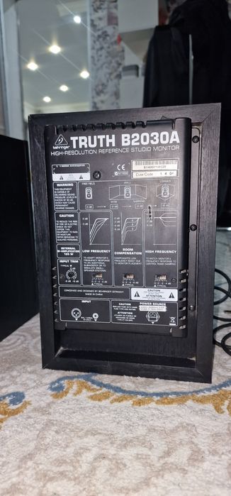 Студийные мониторы BEHRINGER