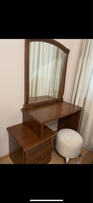 трюмо с пуфиком и тумбочкой