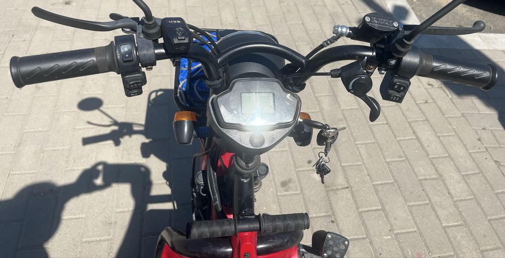 Vând moped electric cu 3 roți – an fabricație 09.04.2024 – 1.343 km . Predare în Cugir!
