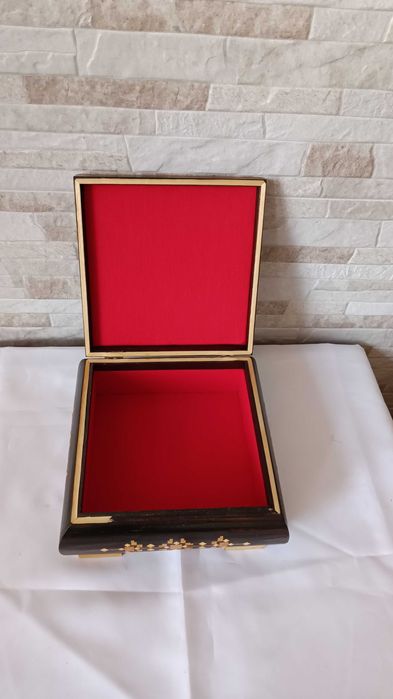 Стара дървена кутия за бижута - украсена с фурнир - №2