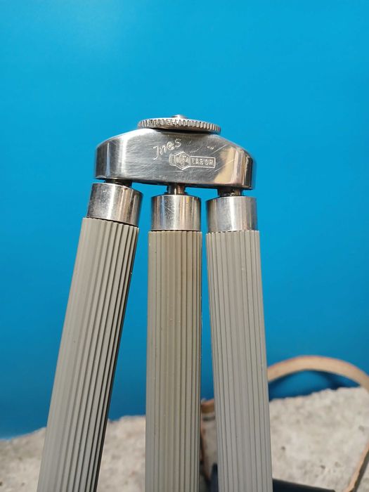 Стар статив,тринога за фотоапарат.