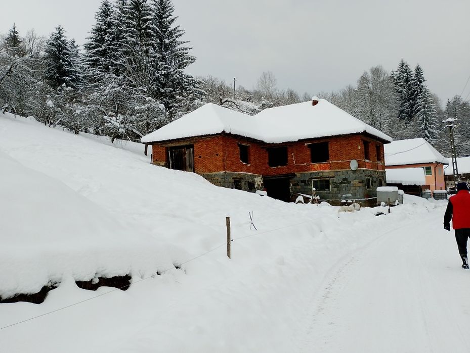 Vând doua imobile de locuit din piatra si caramida