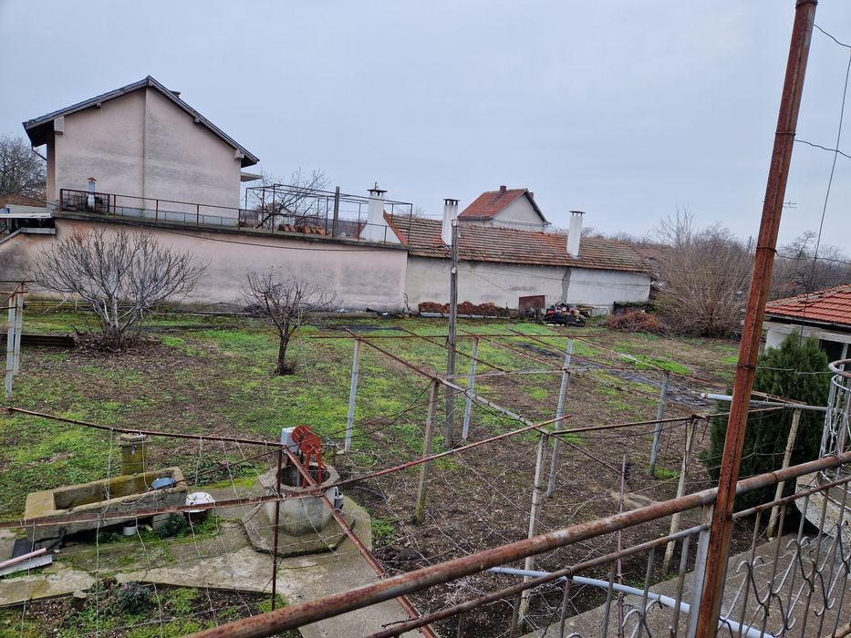 Двуетажна къща в село Средец