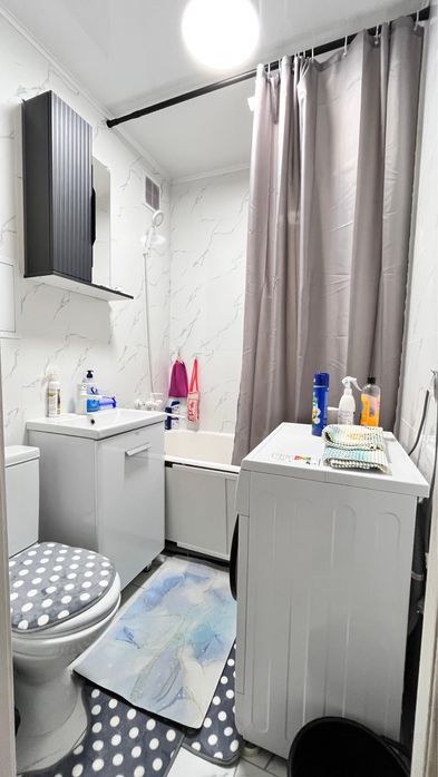 Продается срочно  2-х комнатная квартира , район площади