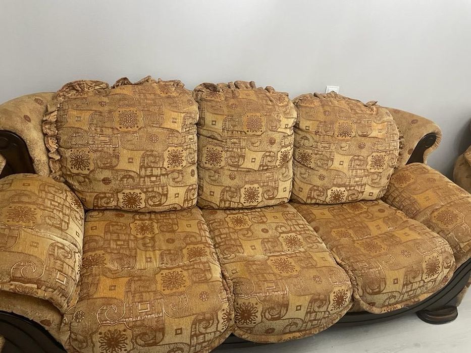 Диван и два кресла продам недорого