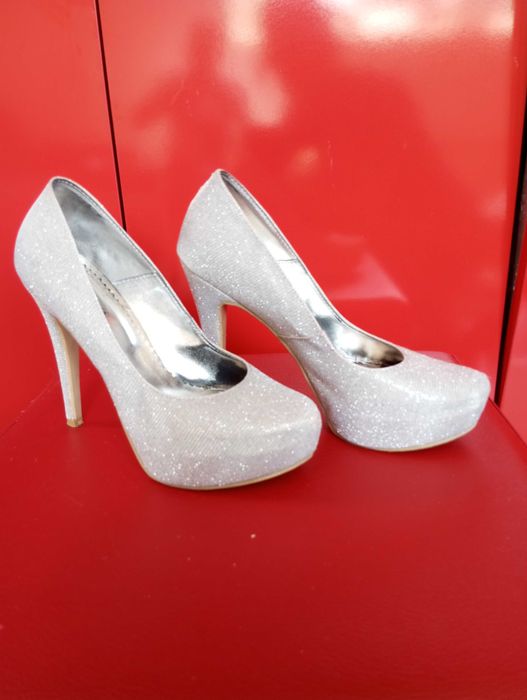 Дамски обувки на висок ток