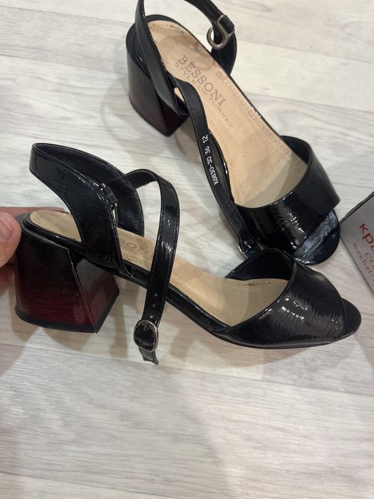 Продам босоножку