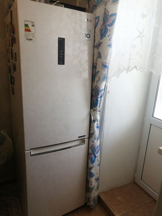 Холодильник LG в отличном состоянии.