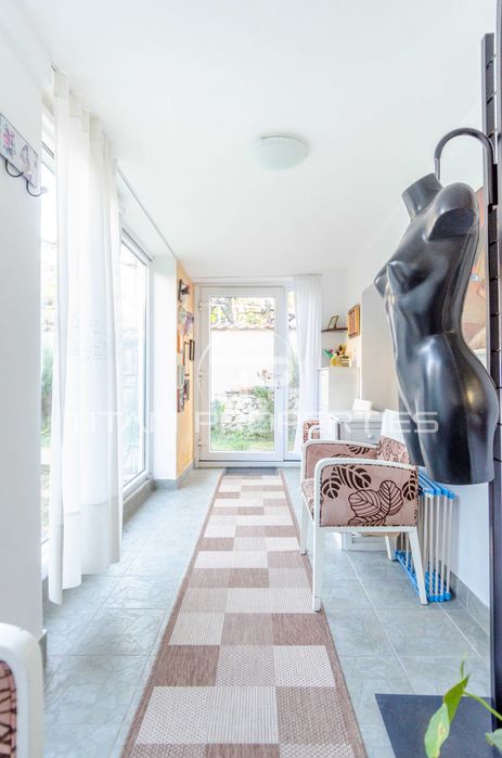 Триетажна къща с гараж в Кючук Париж