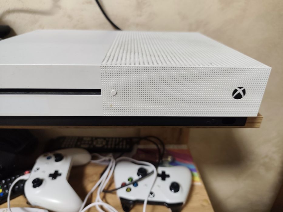 Xbox one с игри.(Два джойстика)