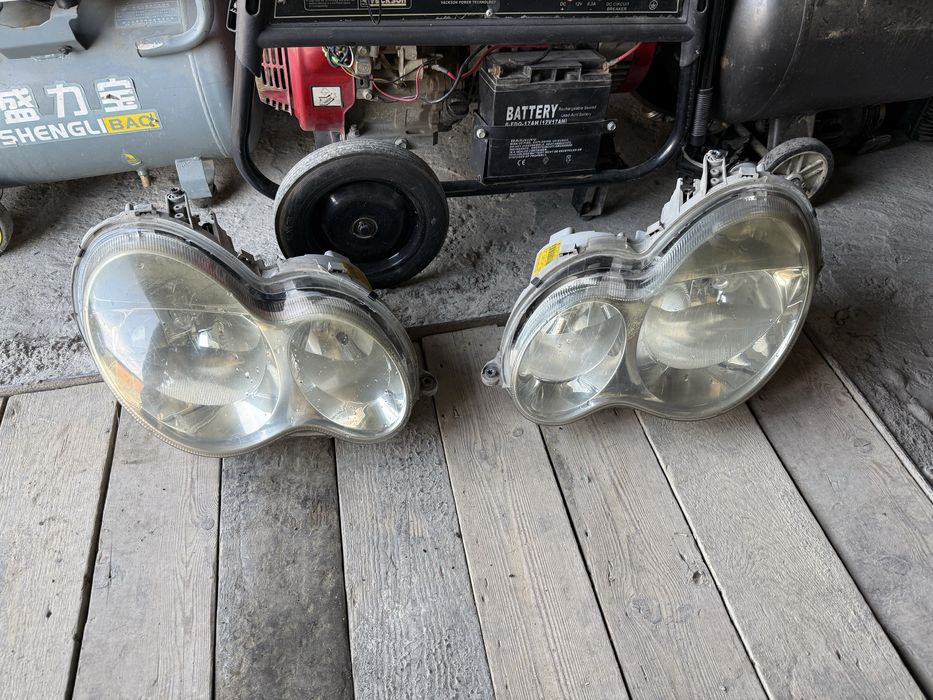 * Mercedes W203 оригинальные передние фары не дорого!