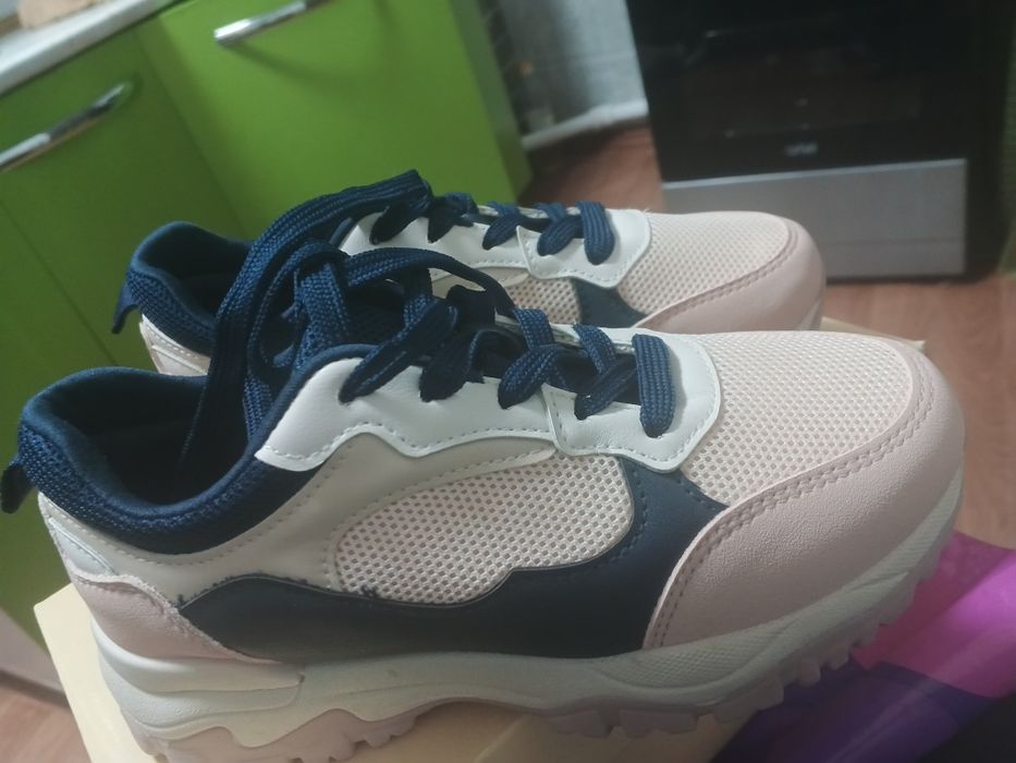 Продам кроссовки ,новые