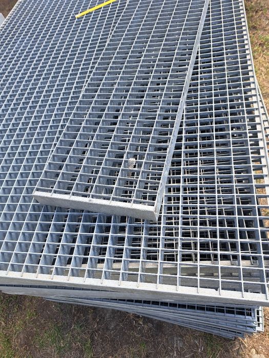 Trepte metalice zincate la diferite dimensiuni debitam la dimensiunea