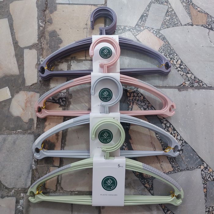 пластиковые Вешалка для одежды. В упаковке 5 штук. Plasmassadan yasal