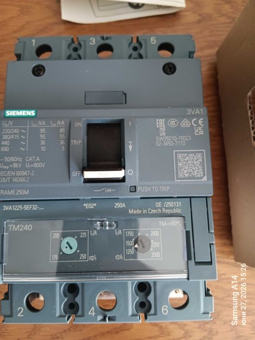 Автоматичен прекъсвач SIMENS 3VA1225-5EF32-0AA0  250A- нов