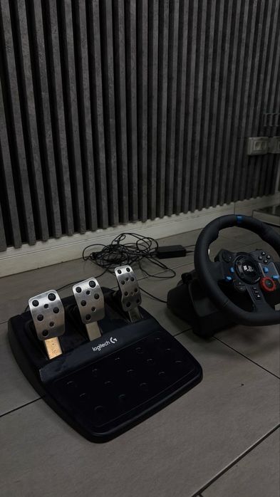 Cata Amanet - Set Volan si Pedale Logitech