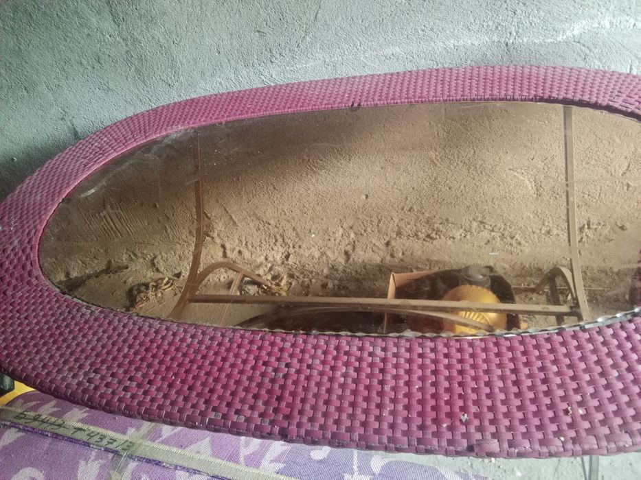 Продам стол . Сверху стекло.