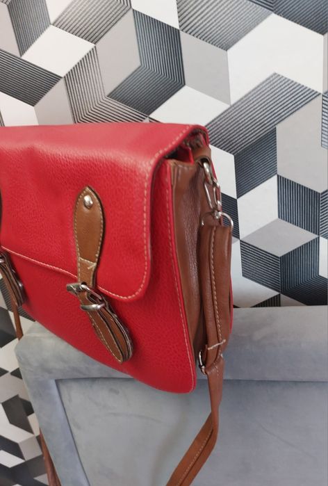 Geantă de damă roșie, elegantă și practică
