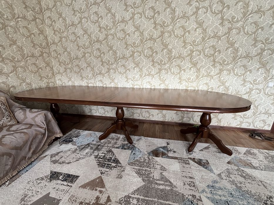 Родам сол со стульями в хорошем состоянии