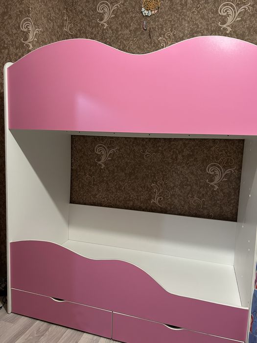 Срочно продам Двухъярусная кровать , письменный стол