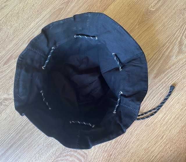 Pălărie bucket neagră cu șnur reglabil – One Size