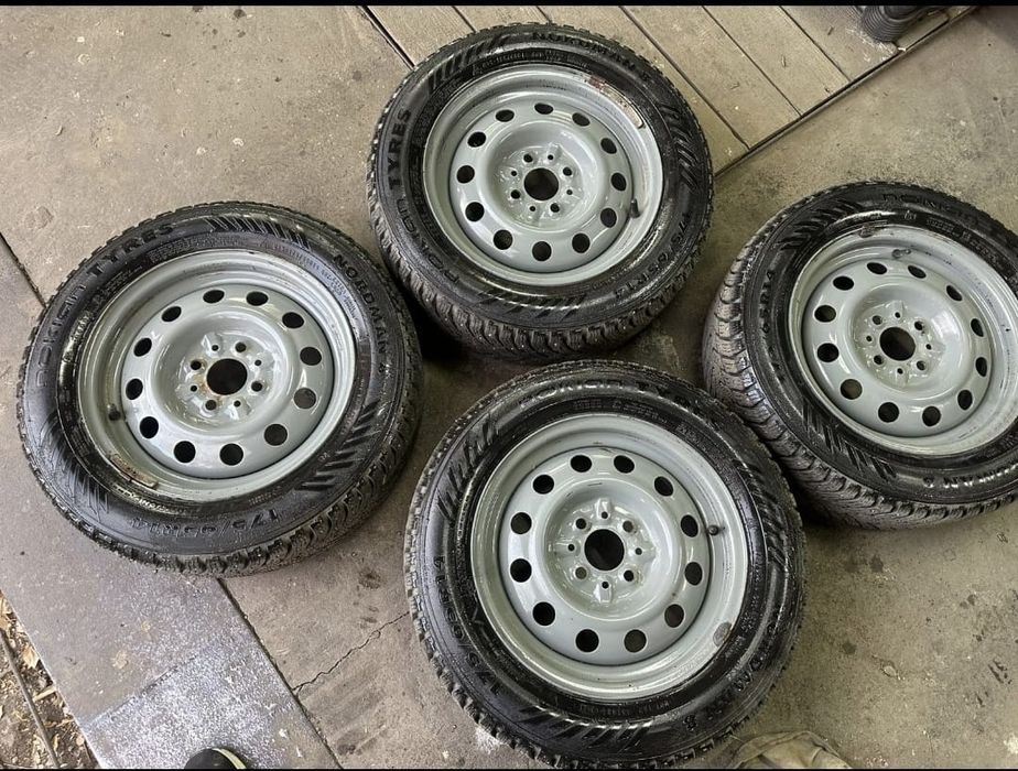 Продам комплект зимних шин