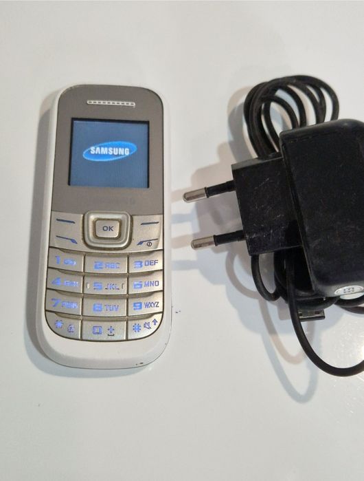 Telefon Samsung cu butoane perfect funcțional