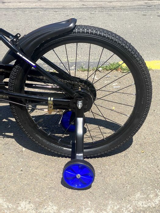 Bicicletă băieți 7-10 ani, 20”, cu roți ajutătoare,frâne, coș plastic