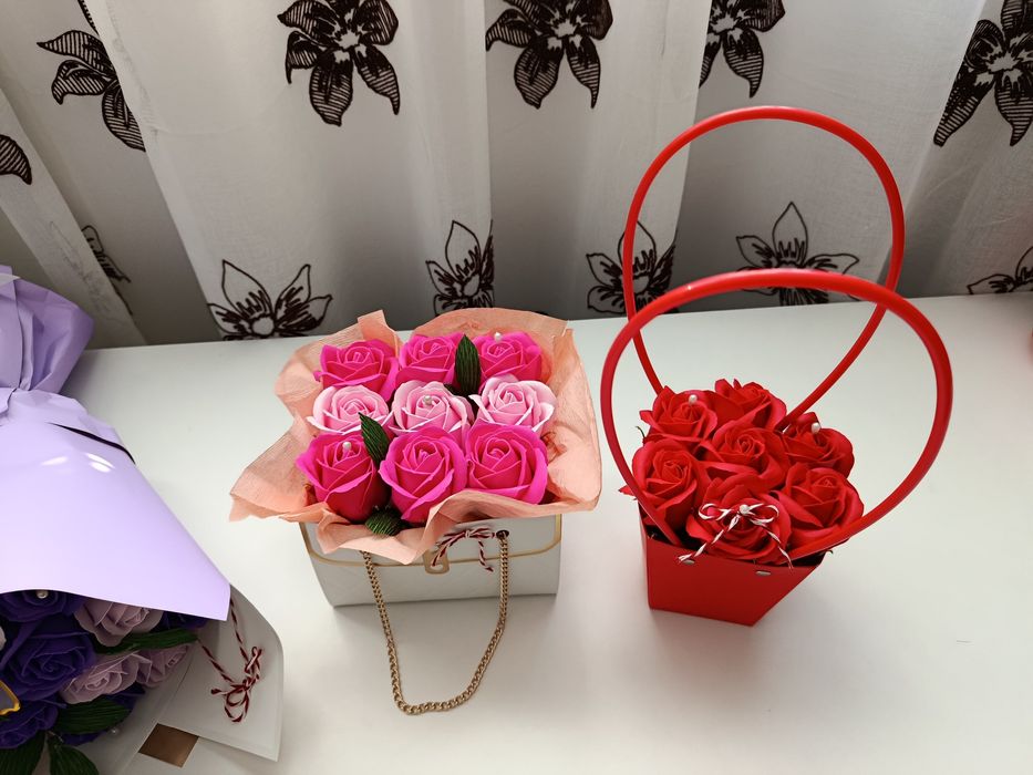 Vând aranjamente florale