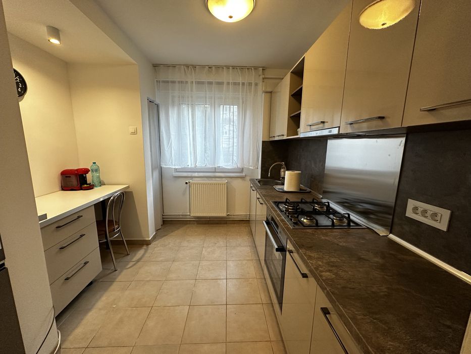 Inchiriez apartament cu 4 camere