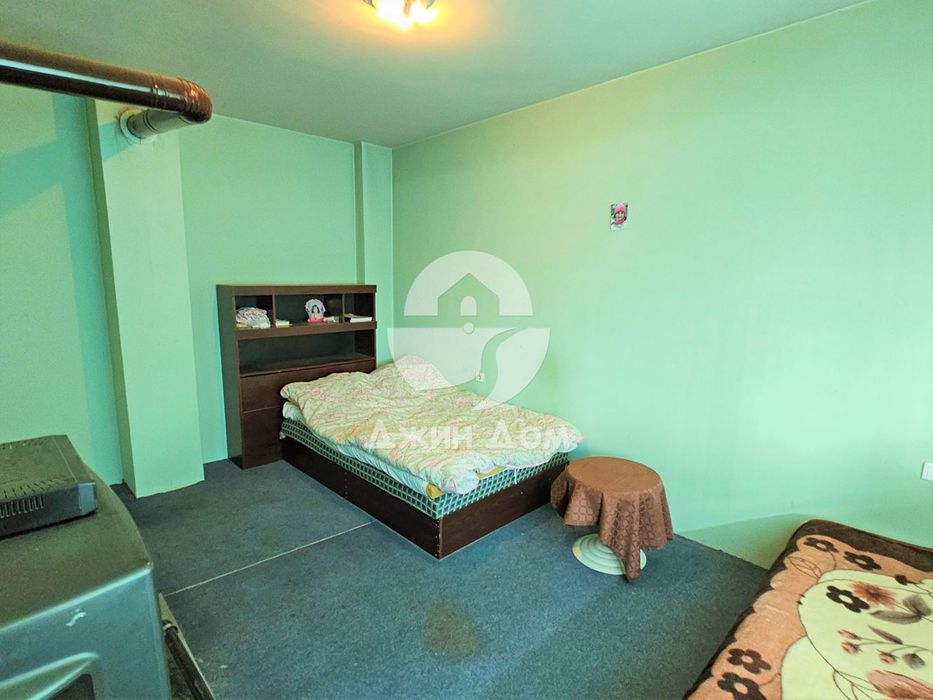 Просторна къща в с. Разбойна с гледка към планината