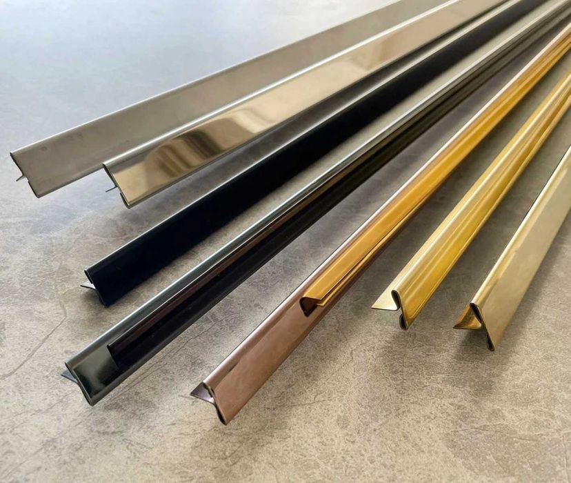Латунные молдинги разного образца.