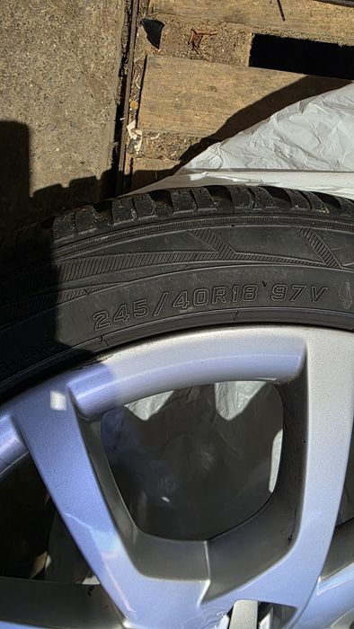 Vând anvelope 245 40 R18