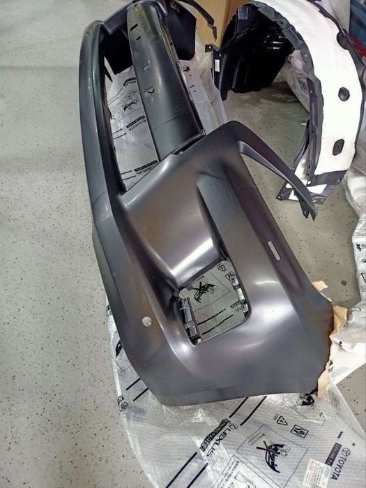 Передний бампер на LEXUS 570