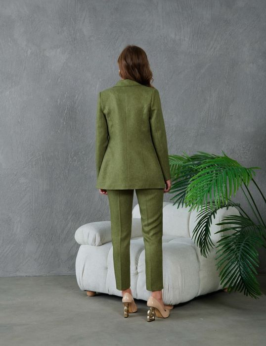 Елегантни дамски костюми