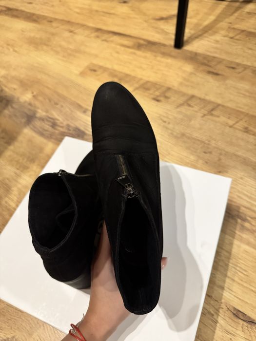 Велурени черни боти с цип