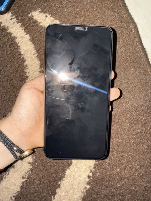 Iphone xs max  in stare buna capacitate 100% il am de o luna este ok .