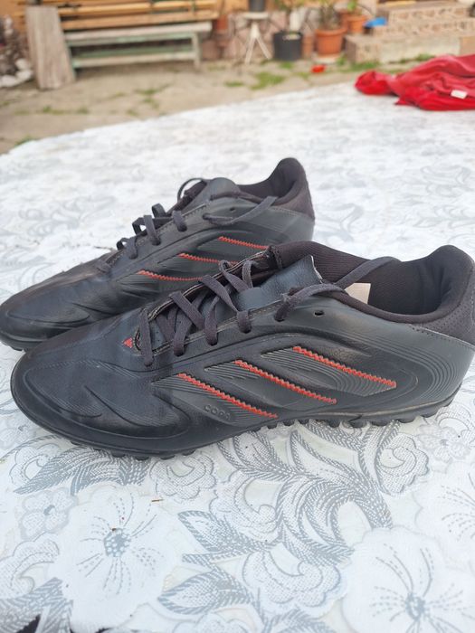 Ghete de fotbal pentru teren sintrtic in stare foarte buna  adidas nr 42 la 150 de lei NEGOCIABIL