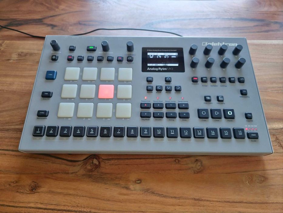 Електронни инстументи Elektron и Novation, ефект педали, Maschine