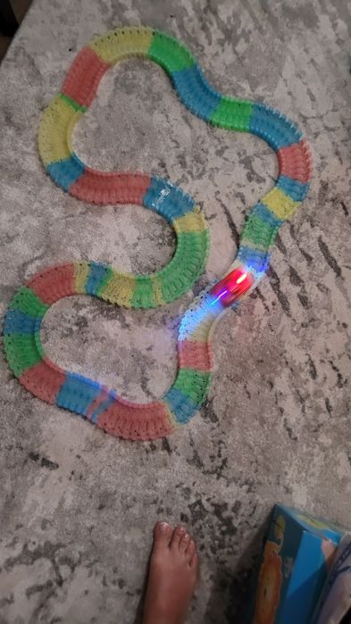 Pistă flexibilă cu mașinuță electrică luminoasă