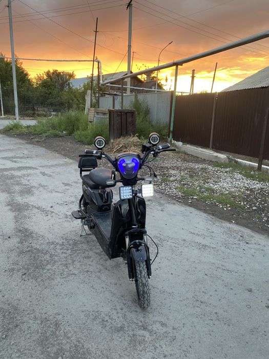 Продам скутер ск8